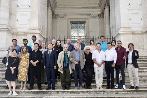 参加首场诗歌朗诵会的部分中意嘉宾、诗人等代表在博物馆门前合影.jpg